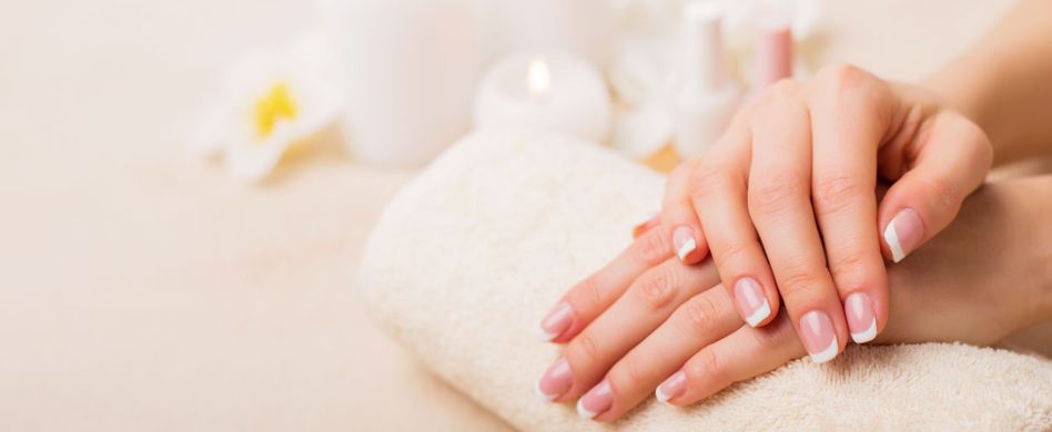 Gelbe Fingernägel loswerden: Geht das mit Hausmitteln?