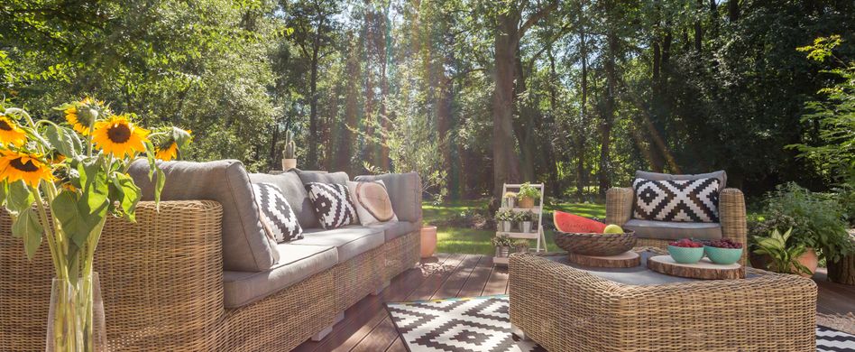 Gemütliche Sitzecke im Garten gestalten