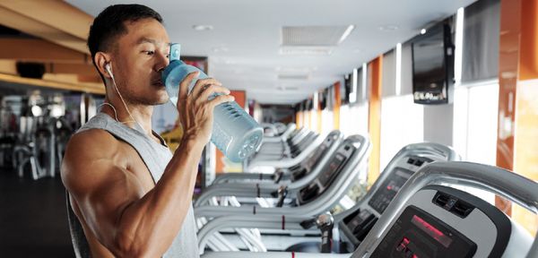 gesundes-trinken-wofuer-braucht-der-koerper-wasser-bild-1