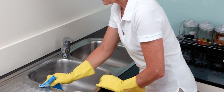 Granit oder Edelstahl? Spüle reinigen und Material schonen