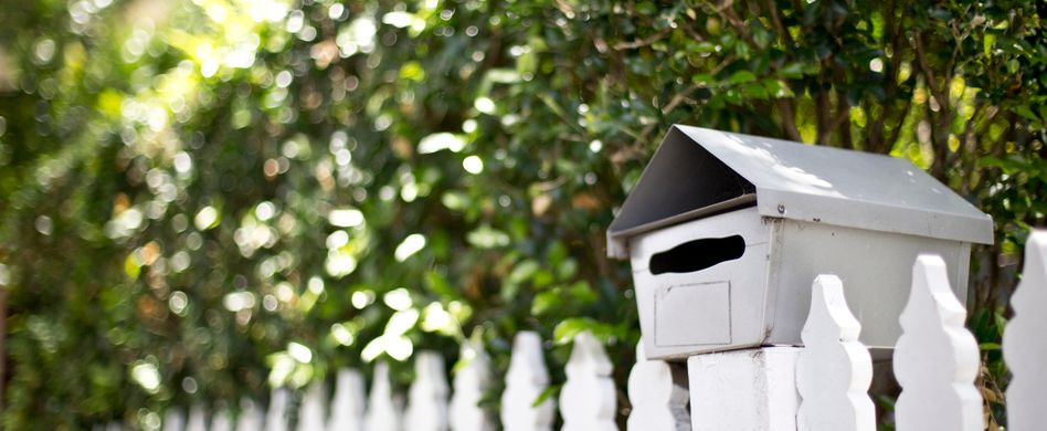 Grenzbebauung & -bepflanzung: Was gilt für Hecke, Garage und Co.?