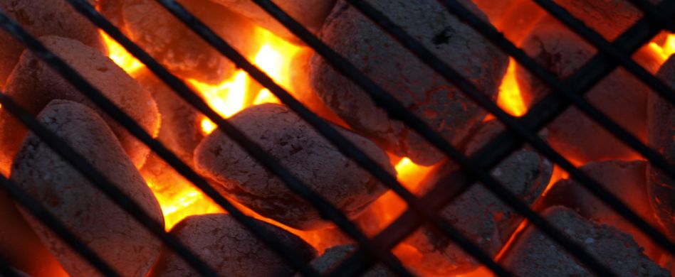 Grill anzünden: 3 geniale Tricks für glühende Kohlen