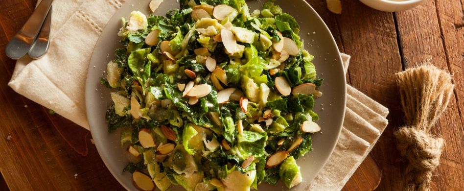 Grünkohlsalat mit Rosenkohl und gerösteten Mandeln