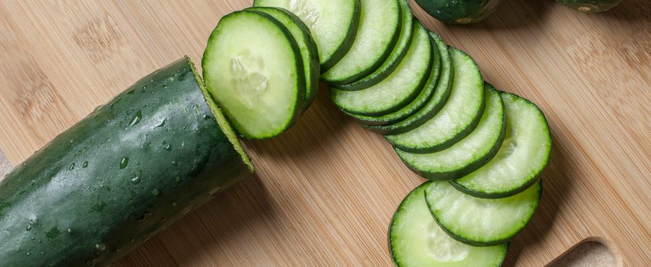 gurke geschnitten auf schneidebrett