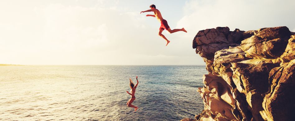 In jeder unserer Lebensphasen stehen andere Dinge im Fokus. Als junger Mensch haben wir andere Vorstellungen vom Leben als im reiferen Alter. Während Karriere- und Familienplanung zunächst an erster Stelle kommen, starten ältere Menschen mit dem Beginn der Rente noch einmal richtig durch und erfüllen sich langgehegte Wünsche. Passend zu Ihrer Lebensplanung gibt es für jeden Abschnitt die passenden Versicherungen. Wichtig ist, die Vorsorge regelmäßig an die aktuelle Situation anzupassen um stets optimal abgesichert zu sein. 