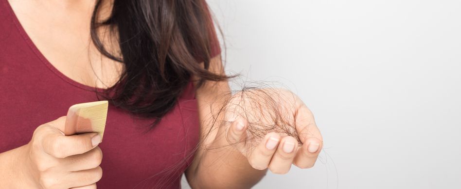 frau mit ausgefallenem haar auf bürste