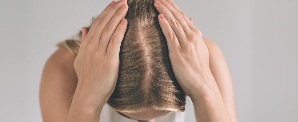 haarscheitel von blonder frau