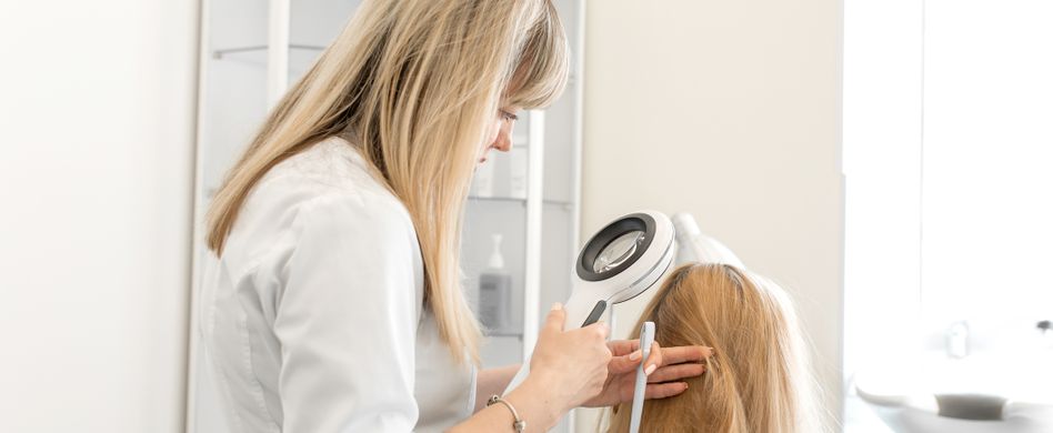 hautärztin untersucht kopfhaut von patientin