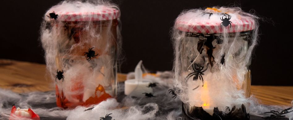 Halloween-Deko: So einfach basteln Sie schaurig schöne Spukgläser