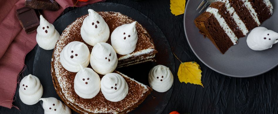 halloween torte mit kleinen baise geistern obendrauf