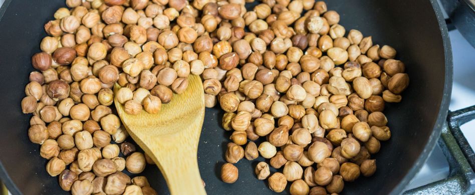 Haselnüsse rösten: knackig und aromatisch in wenigen Minuten