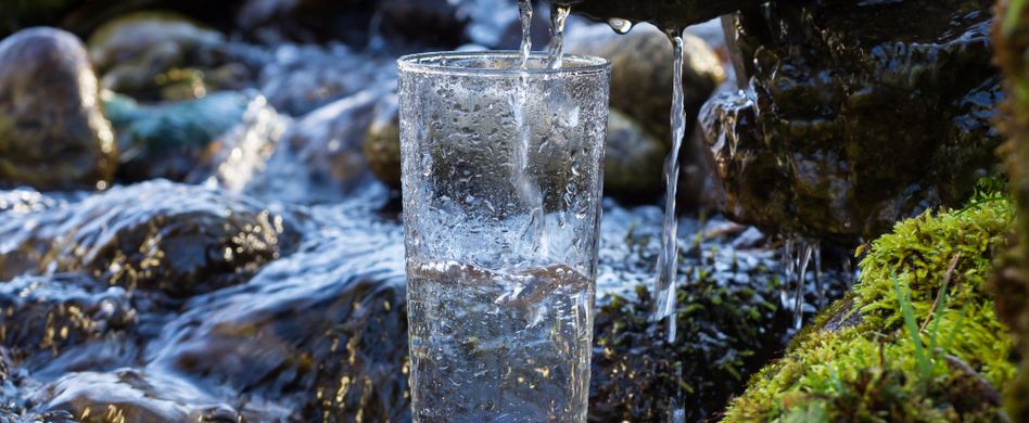 wasserglas mit brunnenwasser gefüllt