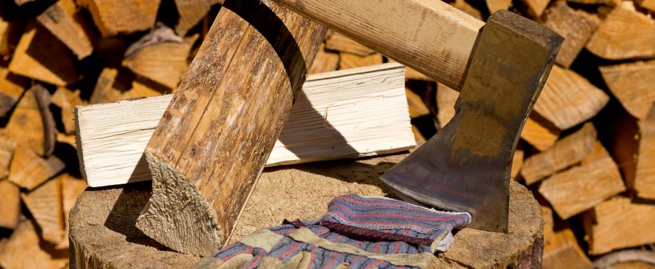 Holz spalten mit der Axt: So hacken Sie Holzscheite