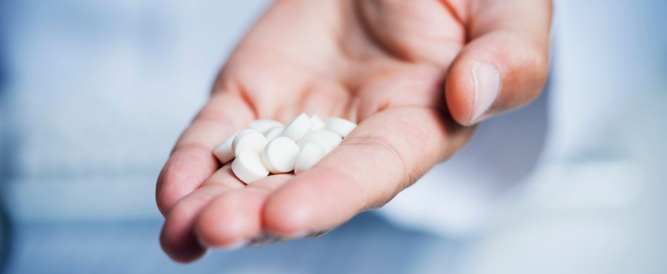 Tabletten in Hand