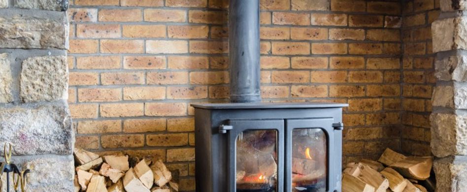 Kaminofen anschließen: So gelingt der Anschluss am Schornstein