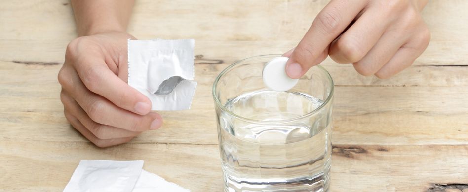 Kein heißes Wasser nehmen: Brausetabletten und Pulver auflösen