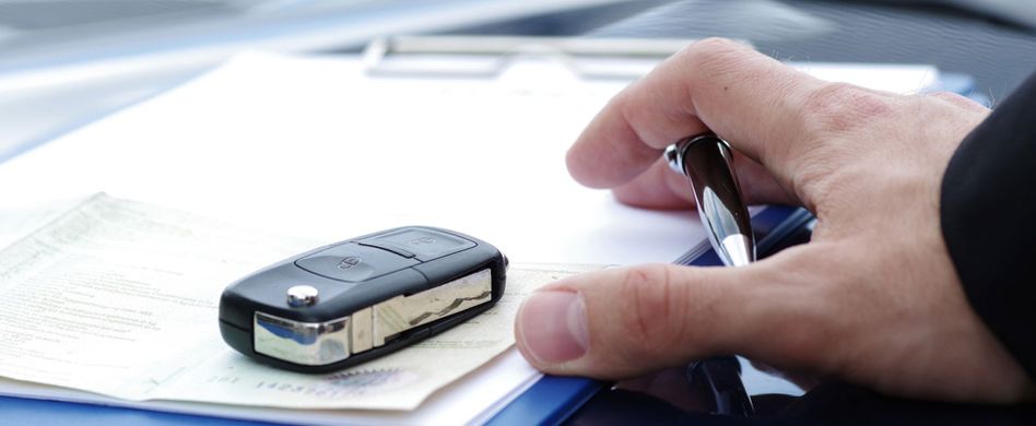 Es ist sinnvoll, Ihre Kfz-Versicherung jährlich zu checken und mit anderen Angeboten zu vergleichen. Denn die Versicherer passen Leistungen und Preise immer wieder an. Deshalb kann es sich öfter mal lohnen, die Kfz-Versicherung zu wechseln. Lesen Sie hier, wann und wie Sie am besten kündigen.