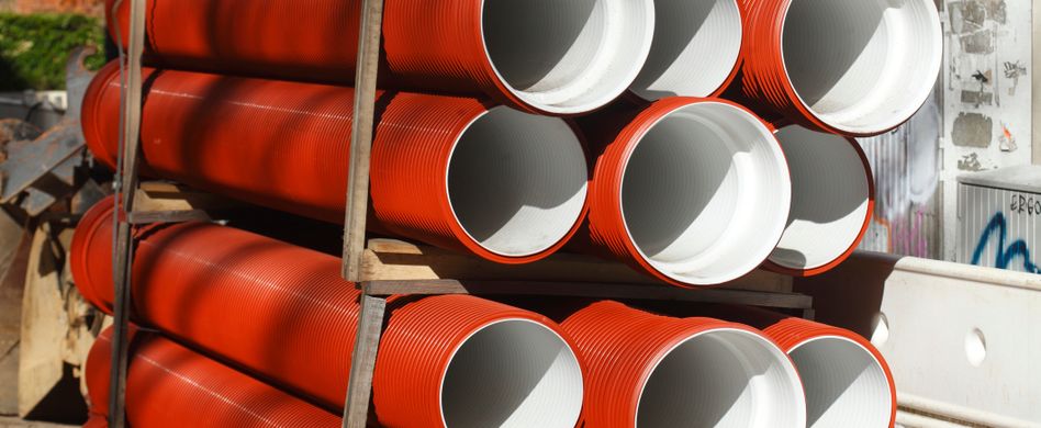 rote rohre gestapelt