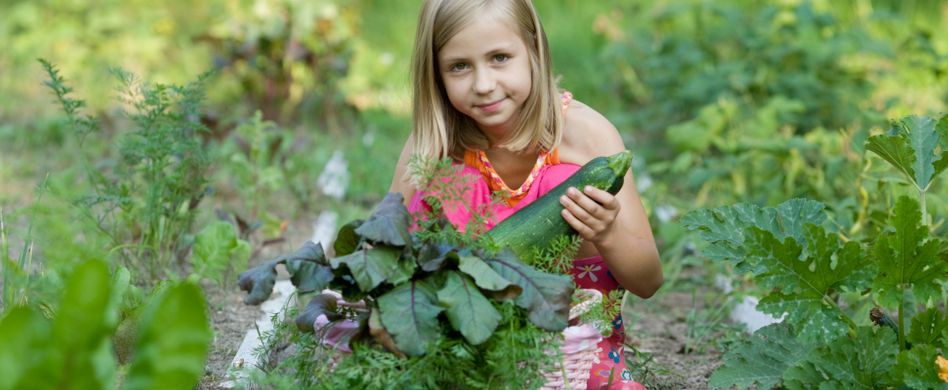 Kinderbeet anlegen: So geht kindgerechter Gartenspaß heute!
