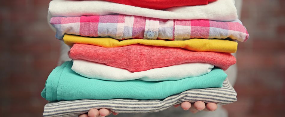Kleidung falten: 3 Tipps für blitzschnelle Ordnung