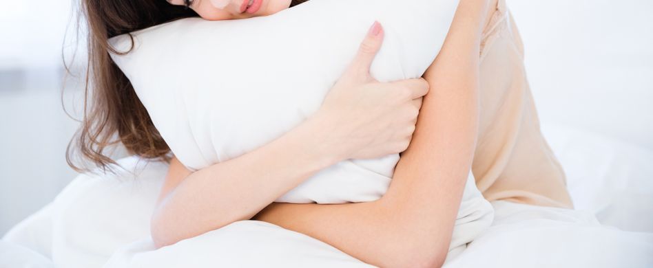 Kopfkissen waschen: Dieser Trick hält Daunen flauschig