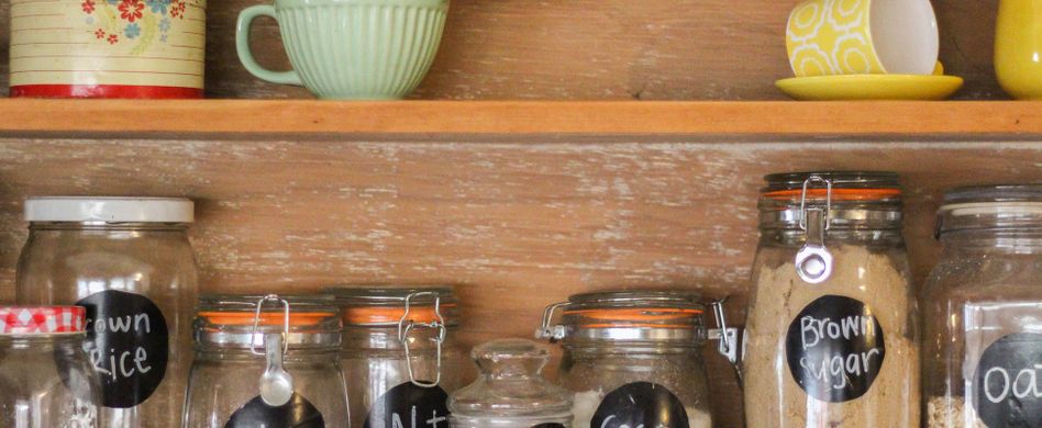 Küche einräumen: 5 Tipps für Ordnung in Schrank, Regal und Co.