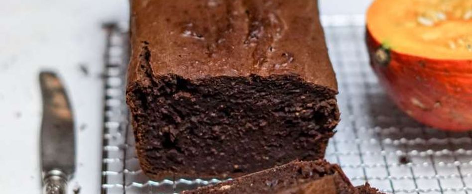 Kuchen und Kürbis klingt nicht unbedingt nach einer guten Kombination aber genau das ist es. Zusammen mit der Schokolade und dem saftigen Kürbis wird dieser Kuchen unglaublich lecker und definitiv dein nächster Lieblingskuchen. Dazu ist er auch noch ohne Zucker und Weizen, dafür mit wesentlich gesünderem Hafer und kalorienarmem Birkenzucker. Besser kann es wirklich nicht werden, oder?