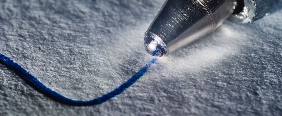 Kugelschreiberflecken entfernen: So gehts bei Jeans und Co.