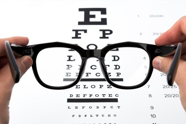 kurzsichtigkeit-ursachen-symptome-und-behandlung-von-myopie-bild-1