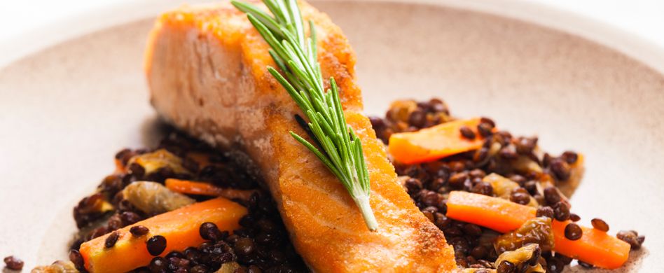 Lachs mit würzigem Rub auf süßem Linsensalat