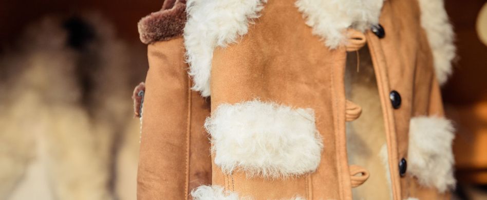 Lammfell waschen: So reinigen Sie das Schaffell richtig