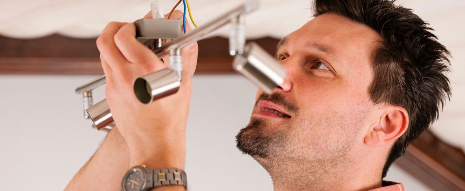 Lampe anschließen: So bringen Sie Licht ins Dunkel