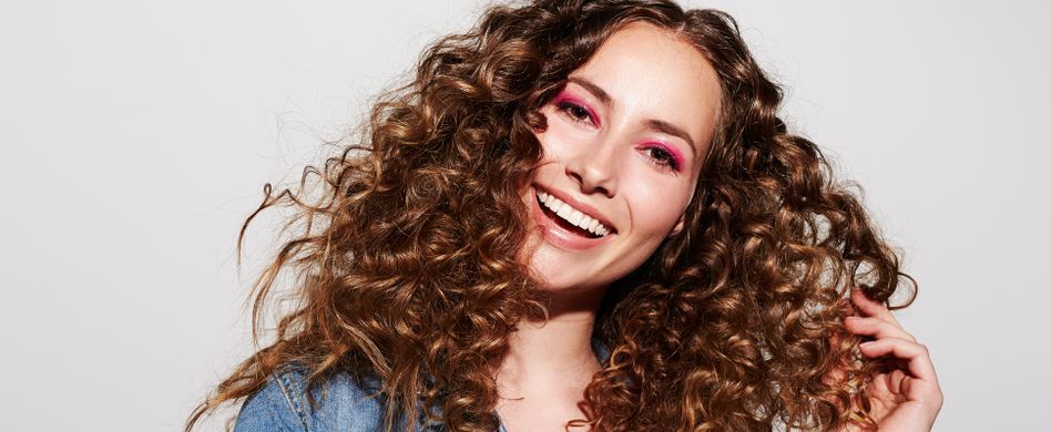 Lockige Haare pflegen: 3 Tipps für mehr Sprungkraft