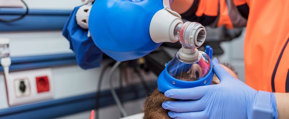 mann wird durch arzt künstlich beatmet