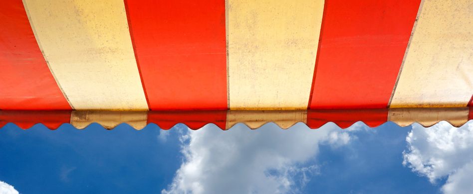 Markise reinigen: 4 Hausmittel und Tipps für sauberen Stoff