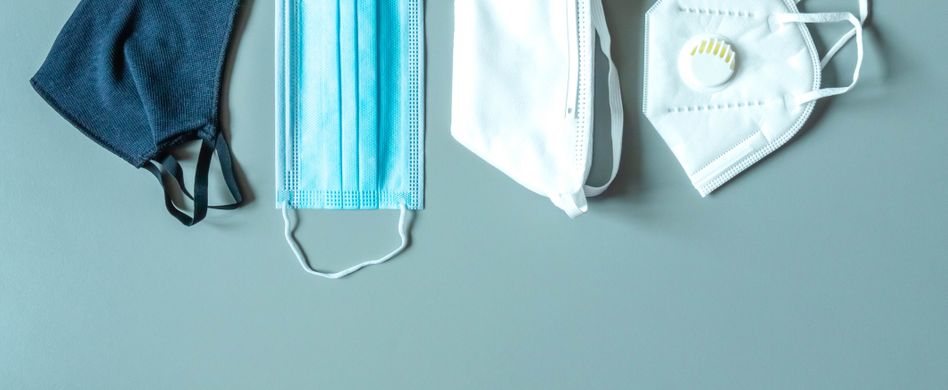 Verschiedene Masken und Atemschutz auf blauem Hintergrund