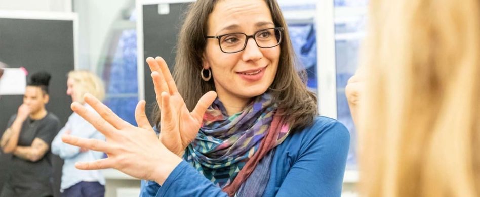 Das gesellschaftliche Verständnis der Teilhabe von Menschen mit Behinderungen hat in der Vergangenheit einen starken Wandel erfahren. Wurde früher die Behinderung der Betroffenen selbst als das Problem und der Grund für eine erschwerte Teilhabe angesehen, so wird dieses Problem heute der Gesellschaft angelastet. Wo immer ein Zugang zu Teilbereichen der Öffentlichkeit nicht allen Menschen gleichermaßen möglich ist, kann von einem Missstand gesprochen werden. So ist das Thema in der Mitte der Gesellschaft angekommen. Auch Unternehmen sollten sich nicht länger davor verschließen, sondern können sogar davon profitieren  Inklusion bedeutet die gleichberechtigte Teilhabe aller Menschen. Eine Behinderung hingegen kann viele Gesichter haben, wobei nicht jedes davon sichtbar ist, wie Holger Dieterich an Beispielen aufzeigt. Sie lassen sich grob in vier Kategorien einteilen:  Am prominentesten sind Behinderungen mit Mobilitätseinschränkungen, häufig sichtbar durch einen Rollstuhl oder Gehhilfen. Sie können den Zugang zu nicht-barrierefreien Orten erschweren oder gar unmöglich machen. Um eine Teilhabe zu erleichtern, rät Dieterich Unternehmen die Geschäftsräume zu prüfen und auf nicht behebbare Barrieren rechtzeitig aufmerksam zu machen.Ebenfalls häufig sind Sehbehinderungen. Doch nicht nur die klassische Blindheit zählt dazu, sondern auch Erkrankungen wie Grauer Star oder aber verschiedene Farbblindheiten. Inklusive Unternehmen sollten ein Lesen nicht zwingend voraussetzen, ihre digitalen Produkte aus farbblinder Perspektive testen und auf die Kontraste achten. Die dritte Kategorie sind Hörbehinderungen. Um hörbehinderte Menschen zu inkludieren, empfiehlt Dieterich wenn möglich eine leise Umgebung zu schaffen, damit Hörgeräte nicht überfordert werden, und digital gegebenenfalls einen Kanal über einen anderen Sinn wie etwa ein Gebärdensprachvideo anzubieten. In der vierten Kategorie finden sich Lernbehinderungen oder auch geistige Behinderungen, die sich durch verminderte kognitive Fähigkeiten ausdrücken können. Auch psychische Erkrankungen, Epilepsie und verschiedene neurologisch diverse Zustände können dieser Kategorie untergeordnet werden. Unternehmen sollten dahingehend auf einfache Sprache achten, Lichtblitze vermeiden und den Personen ausreichend Zeit geben.   Dem fügt Dieterich hinzu, dass es neben permanenten Behinderungen auch vorübergehende oder situative Behinderungen gibt, die jeden irgendwann einmal betreffen. Auch jemand mit vorübergehender oder situativer Einschränkung, der/die bspw. kurzzeitig auf  Gehhilfen wegen einer Verletzung oder mit einem Baby auf dem Arm auf barrierefreie Zugänge angewiesen ist, begegnet dem Thema sensibler. Unternehmen sollten von sich heraus die rechtlichen Pflichten hinsichtlich Barrierefreiheit prüfen und dabei die gesamte Servicekette berücksichtigen. Auch eine Einbeziehung von Menschen mit Behinderungen in die Produktentwicklung und Nutzertests ist sinnvoll, um nachhaltiger barrierefrei zu sein. Das alles muss jedoch nicht nur aus reinem Pflichtbewusstsein passieren. Von Barrierefreiheit und Inklusion profitiert jeder. Rund 13 Billionen Dollar kontrolliert der Markt von Menschen mit Behinderungen, eine unvorstellbare Summe. Allein in Deutschland leben rund acht Millionen Menschen mit einer amtlich anerkannten Behinderung. Dazu kommt eine unbekannte Anzahl an Personen, die statistisch nicht erfasst sind. Für Unternehmen wird hier die sehr große Chance sichtbar, zusätzliche Marktanteile zu erschließen. Auch die Möglichkeit auf eine positivere Wahrnehmung und mehr Innovation sind handfeste Anreize für Barrierefreiheit und Inklusion. Dass das Thema ohnehin weiter an Bedeutung gewinnen wird, kann kaum bestritten werden.  Alle relevanten Informationen finden Sie kompakt in einem Handout zusammengestellt hier.  Holger Dieterich ist Vorstandsmitglied von Sozialheld*innen und Gründer mehrerer digitaler Lösungen für mehr Barrierefreiheit und Inklusion. Außerdem fungiert er als Berater zu diesen Themen. 2010 gründete er zusammen mit Raul Krauthausen Wheelmap.org, die inzwischen größte Online-Karte für barrierefreie Orte. 2015 rief er die offene Datenplattform Accessibility.Cloud ins Leben. 2018 beriet er die Vereinten Nationen zu ihrem UN-Leitbericht zu Behinderung und nachhaltigen Entwicklungszielen.