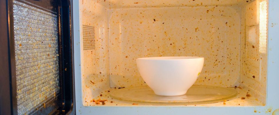 Am Inneren Ihrer Mikrowelle können Sie den Speiseplan der letzten Tage oder gar Wochen ablesen? Höchste Zeit für eine Reinigungsaktion! Hier erfahren Sie, wie Sie das Gerät im Handumdrehen blitzblank kriegen. Mit nur wenigen Zutaten – und ganz ohne Chemie.