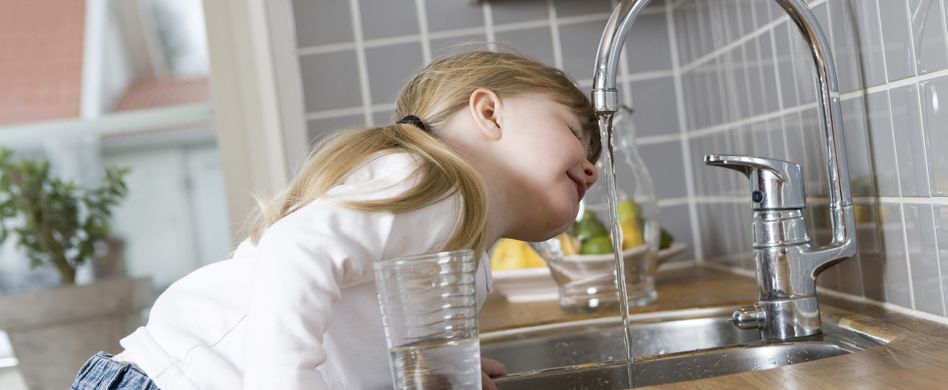 Mineralwasser oder Leitungswasser: Was ist besser?