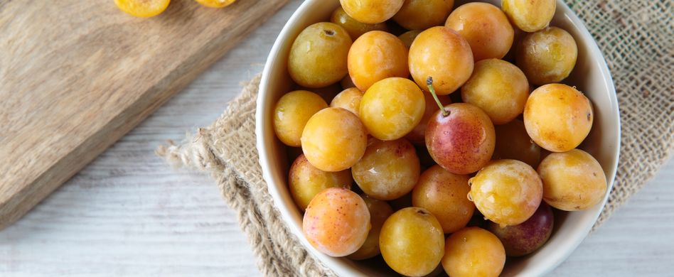 mirabellen in weißer schale