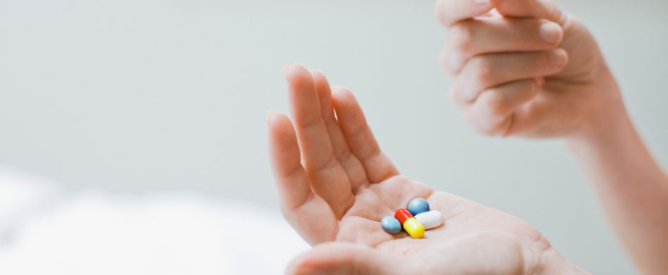 frau nimmt nahrungsergänzungsmittel ein