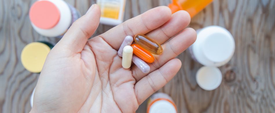 hand hält nahrungsergänzungsmittel