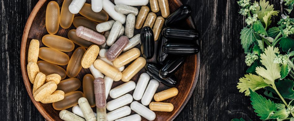 nahrungsergänzungsmittel in schüssel mit minze deko