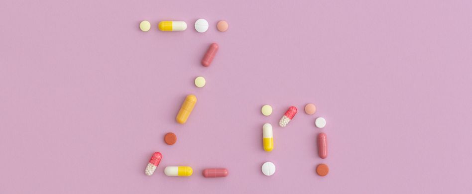 chemische verbindung zink zn aus kapseln auf rosa hintergrund