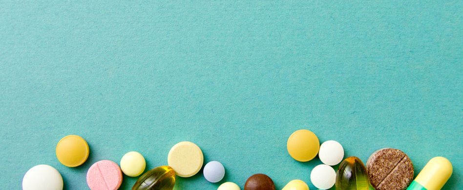 nahrungsergänzungsmittel auf blauem hintergrund