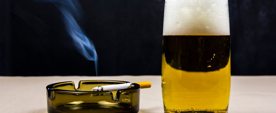 bier mit brennender zigarette