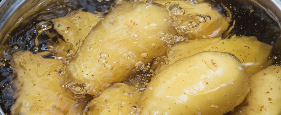 Nicht weggießen! So können Sie Kartoffelwasser noch verwenden