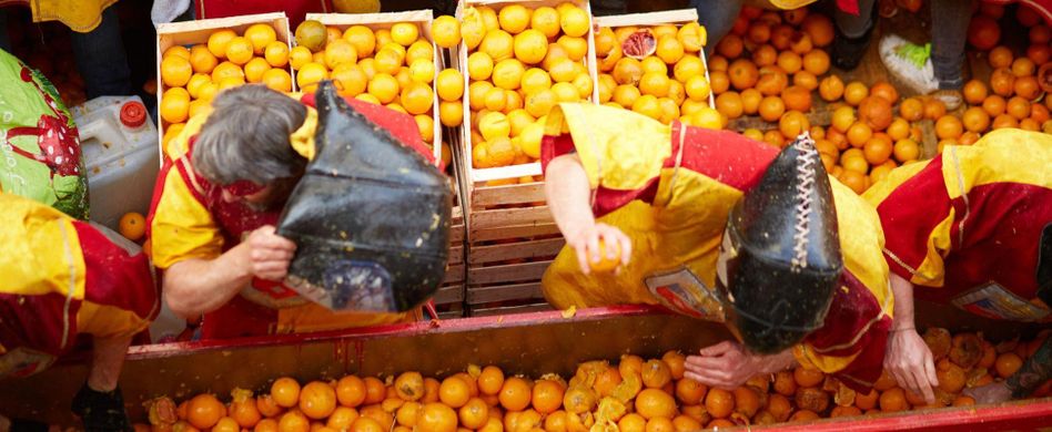 Orangenschlacht und Massenfußball: Das sind die 6 verrücktesten Karnevalsbräuche