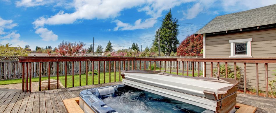 Whirlpool im Garten auf Holzterrasse