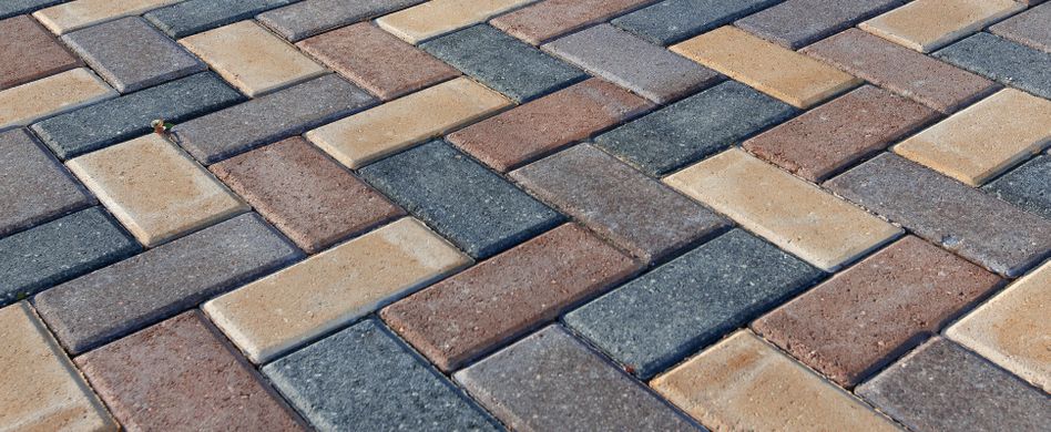 Pflastersteine streichen: So wird die Einfahrt bunt